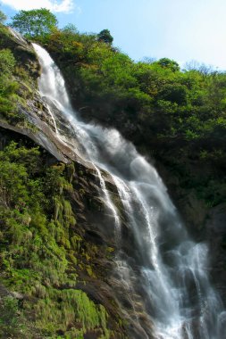 Bhim Nala Şelalesi, Khedum Köyü, Chungthang - Lachung Yolu, Kuzey Sikkim, Hindistan. Ayrıca Kuzey Sikkim 'de Lachung yakınlarında yer alan Amitabh Bachchan Şelalesi olarak da bilinir..