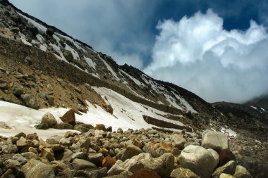 Yumesamdong 'da ışık ve gölge oyunu, Sıfır noktası, Kuzey Sikkim, Hindistan. 15.300 feet irtifa, medeniyetin son ileri karakolu ve önümüzde yol yok. Hindistan Çin, Himalaya dağlarıyla sınırdır..