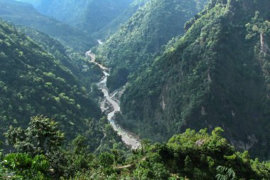 Tista Nehri 'ne yukarıdan bakıldığında, Sikkim, Hindistan. Bu açıdan, Tista nehrinin kıvrımları ve dönüşleri aşağıdan görülebilir, Tista nehri Sikkim eyaletinden akar. Yeşil ağaçlar, Himalayalar.