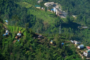 Padamchen köyünde sabahın erken saatlerinde, Sikkim. Himalaya dağı yamacı, Hindistan. Sikkim Himalaya dağlarının manzaralı köyleriyle dolu..