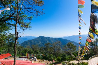 Arka planda Himalaya dağları olan Samdruptse Manastırı 'nın güzel ön tarafı. Samdruptse, Hindistan 'ın Sikkim kentindeki büyük bir Budist anıtı..