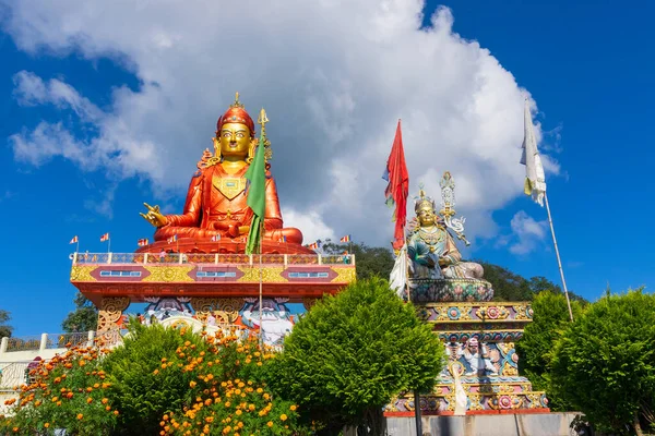Guru Padmasambhava的圣像或从莲花 Guru Rinpoche 蓝天和白云中诞生的圣像的广角图 印度锡金Samdbankruptcy — 图库照片