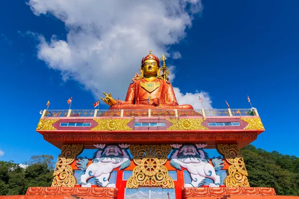 Guru Padmasambhava的神像 或来自莲花 Guru Rinpoche 是一位印度佛教Vajra大师 他在西藏教Vajrayana 印度锡金 萨姆德斯 蓝天白云 — 图库照片