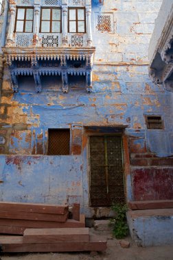 Jodhpur, Rajsthan, Hindistan - 21.10.19: Jodhpur şehrinin geleneksel mavi renkli evi, Rajsthan, Hindistan. Tarihsel olarak, Mavi Hindu Brahmin 'lerin üst kastı olarak semboliktir. Gelenek şöyle:.