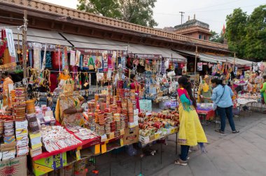 Jodhpur, Rajasthan, Hindistan - 20.10.2019: Güzel Rajasthani Bangles Jodhpur, Rajasthan, Hindistan 'daki ünlü Sardar Market ve Ghanta ghar saat kulesinde satılıyor.