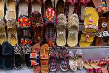 Jaisalmer, Rajasthan, Hindistan - 13.10.2019: Rajasthani kadın ayakkabıları satışta.