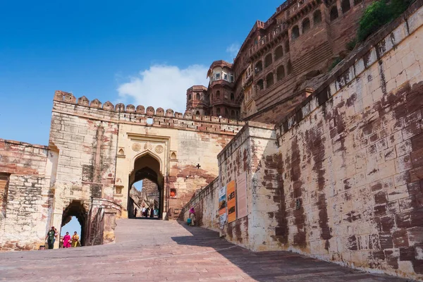 Jodhpur, Rajasthan, Hindistan - 19 Ekim 2019: Antik taş mimarisi ünlü Mehrangarh kalesini ziyaret eden turistler. Mehrangarh Kalesi, UNESCO 'nun dünya turistleri arasında popüler bir dünya mirası sahası.