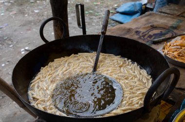 Howrah, Batı Bengal, Hindistan - 26.10.2020: Nimki, çok popüler Hint baharatlı yemekleri yol kenarındaki bir gıda standında hazırlanıyor. Howrah, Batı Bengal, Hindistan.