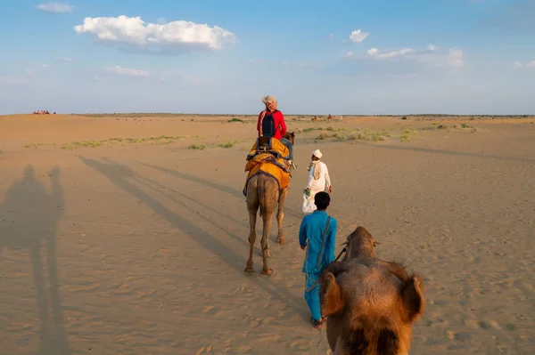 Thar Wüste Rajasthan Indien 2019 Touristin Reitet Kamel Camelus Dromedarius — Stockfoto