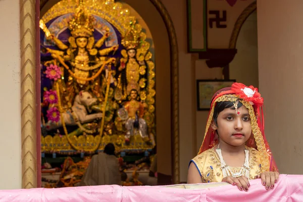 Howrah India Oktober 2020 Bengaals Meisjeskind Feestelijke Jurk Lachend Poserend — Stockfoto