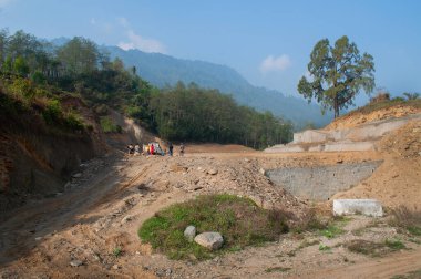 Yüksek rakımlı oyun alanı ve stadyum ağaç kesme ve Himalaya toprağı yerle bir etme, Himalaya dağlarına çevresel zarar verme, dağlarda doğal afet meydana getirme, Sikkim, Hindistan.
