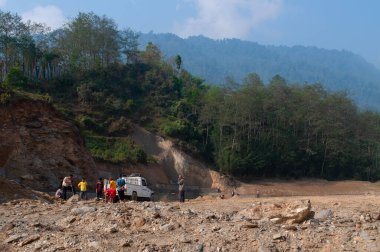 Yüksek rakımlı oyun alanı ve stadyum ağaç kesme ve Himalaya toprağı yerle bir etme, Himalaya dağlarına çevresel zarar verme, dağlarda doğal afet meydana getirme, Sikkim, Hindistan.