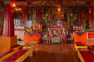 Sikkim, Hindistan - 22 Mart 2004: Glass, Budist Andhen veya Andey manastırı içinde Tanrı Buda 'nın erken doğumlarını resmeden renkli Buddist tanrıları ve tanrıları kapsıyordu..