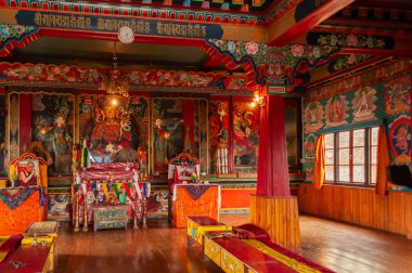 Sikkim, Hindistan - 22 Mart 2004: Glass, Budist Andhen veya Andey manastırı içinde Tanrı Buda 'nın erken doğumlarını resmeden renkli Buddist tanrıları ve tanrıları kapsıyordu..