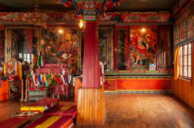 Sikkim, Hindistan - 22 Mart 2004: Glass, Budist Andhen veya Andey manastırı içinde Tanrı Buda 'nın erken doğumlarını resmeden renkli Buddist tanrıları ve tanrıları kapsıyordu..