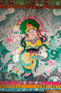 Sikkim, Hindistan - 22 Mart 2004: Güzel renkli Buddist duvar resimleri, bir manastırın duvarına doğrudan çizilmiş grafik çizimleri. Duvar resimleri, Tanrı Buda 'nın erken doğumlarını tasvir eder..