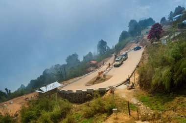 Sikkim, Hindistan - 21 Mart 2004: Varsey Rhododendron Sığınağı veya Barsey Rhododendron Sığınağı 'nın giriş noktası. Çok popüler bir doğa yolculuğu, Sikkim, Hindistan 'da turistik yürüyüş rotası..