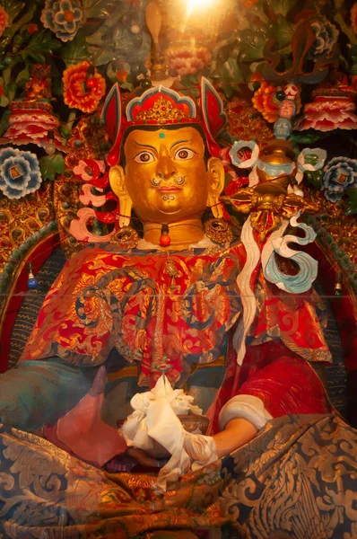 2004年 平成16年 3月22日 インド シッキム州 仏国アンディ修道院や仏国内における初期の誕生を描いたカラフルな仏像と女神がガラスに覆われる — ストック写真
