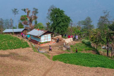 Sikkim, Hindistan - 22 Mart 2004: Okul bittikten sonra eve dönen üniformalı çocuklar. Sikkim yüksek okur-yazarlık oranına sahip en eğitimli nüfusa sahip..