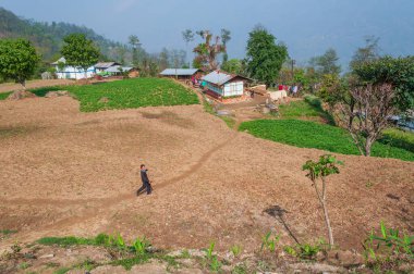 Sikkim, Hindistan - 22 Mart 2004: Çocuk eğlence için gülümsüyor. Okul bittikten sonra eve dönen üniformalı bir çocuk. Sikkim yüksek okur-yazarlık oranına sahip en eğitimli nüfusa sahip..
