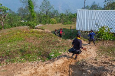 Sikkim, Hindistan - 22 Mart 2004: Eve doğru koşan kız çocukları, okuldan dönen üniformalı çocuklar. Sikkim yüksek okur-yazarlık oranına sahip en eğitimli nüfusa sahip..