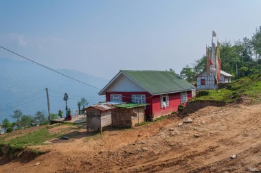 Turistler için uygun fiyatlı konaklama yerleri, mavi gökyüzü ve Himalaya dağları olan Sikkim köyü manzarası. Sikkim 'in Sikkim, Hindistan' ı ziyaret eden turistlere dayalı çok başarılı bir turizm sektörü var..