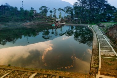 Clodus 'un Chayatal ya da Chaya Taal, West Sikkim, Hindistan, Doğa, sessizlik ve barış üzerindeki yansıması. Kanchenjunga Dağı ve Kabru 'nun göl suyundaki yansımasıyla ünlü Himalaya dağları,.