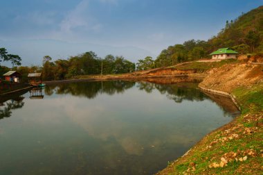 Chayatal ya da Chaya Taal, Batı Sikkim, Hindistan, Doğa, sessizlik ve huzur. Karla kaplı Kanchenjunga ve Kabru dağlarının göl suyundaki yansımasıyla ünlü Himalaya dağları.