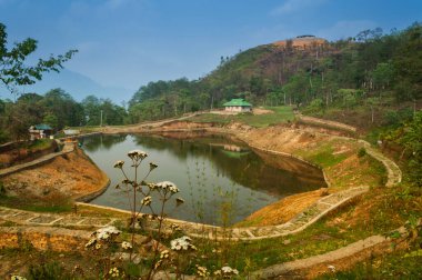Chayatal veya Chaya Taal, Batı Sikkim, Hindistan, Doğa, sessizlik ve barış. Karla kaplı Kanchenjunga Dağı ve Kabru 'nun göl suyu, Himalaya dağları ve ormanı üzerindeki yansımasıyla ünlüdür..