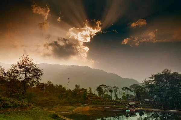 Chayatal ya da Chaya Taal, Batı Sikkim, Hindistan, Doğa, sessizlik ve huzur üzerine gün batımı gökyüzü. Karlı Kanchenjunga Dağı ve Kabru 'nun göl suyundaki yansımasıyla ünlü Himalaya dağları..
