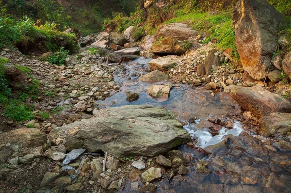 Νερό Ρέει Downstraem Όμορφο Καταρράκτη Μέσα Στα Ιμαλάια Δάσος Sikkim — Φωτογραφία Αρχείου