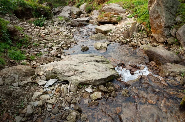 Água Que Flui Através Pedras Bela Cachoeira Dentro Floresta Himalaia — Fotografia de Stock