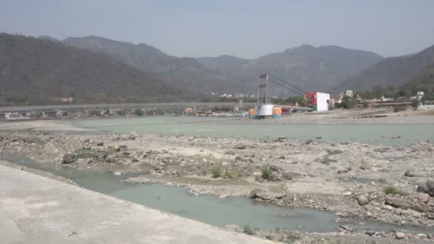 Rishikesh Uttarakhand Índia Abril 2021 Vista Das Margens Rio Das — Vídeo de Stock