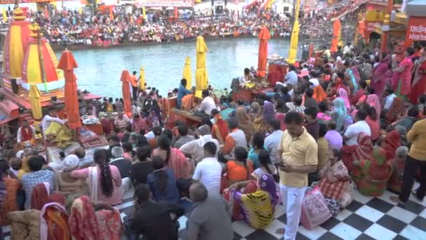 Haridwar Uttarakhand India 2021 힌두교 신자들 Pauri Ghat 성인들 과그들의 — 비디오
