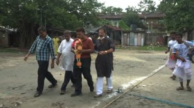 Howrah, Batı Bengal, Hindistan - 7 Temmuz 2022: Geleneksel Kathamo Puja veya Khunti Puja, Hindu dindarlar Durga Puja pandalının temellerini atıyorlar. Dhaakis dhaaks oynuyor.