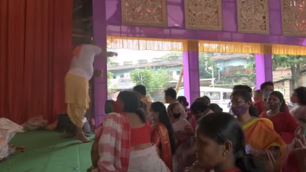 Хаура Західна Бенгалія Індія Жовтня 2021 Індуїстський Священик Кидає Священну — стокове відео