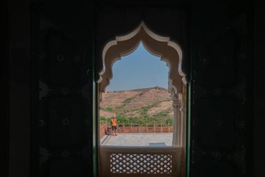 Jodhpur, Rajasthan, Hindistan - 20 Ekim 2019: Jaswant Thada Cenotaph 'ı çeken fotoğrafçı Markana mermerinin güzel iç mimarisi ile salon penceresinden görüldüğü gibi.