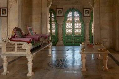 Jodhpur, Rajasthan, Hindistan - 20 Ekim 2019: Jaswant Thada Cenotaph 'ın güzel iç mimarisi Jodhpur' un hükümdarları ve Maharajaların portreleri ile dekore edilmiş salon. Markana mermeri.