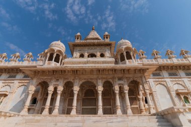 Jaswant Thada Cenotaph, Jodhpur, Rajasthan, Hindistan 'ın güzel mimarisi. Maharaja Jaswant Singh 'in anısına. Makrana mermeri güneş tarafından aydınlatıldığında sıcak parıltı yayar. Mavi gökyüzü arkaplanı.