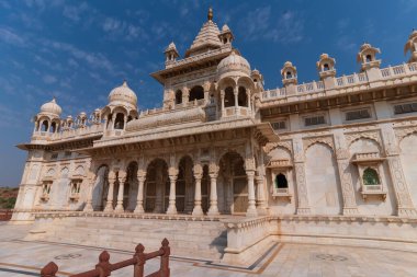 Jaswant Thada Cenotaph, Jodhpur, Rajasthan, Hindistan 'ın güzel mimarisi. Maharaja Jaswant Singh 'in anısına. Makrana mermeri güneş tarafından aydınlatıldığında sıcak parıltı yayar. Mavi gökyüzü arkaplanı.