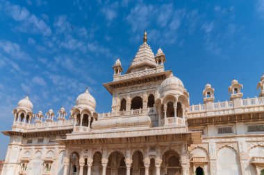 Jaswant Thada Cenotaph, Jodhpur, Rajasthan, Hindistan 'ın güzel mimarisi. Maharaja Jaswant Singh 'in anısına. Makrana mermeri güneş tarafından aydınlatıldığında sıcak parıltı yayar. Mavi gökyüzü arkaplanı.