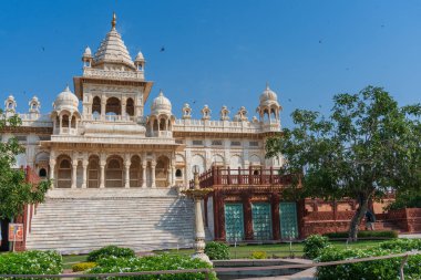Jaswant Thada Cenotaph, Jodhpur, Rajasthan, Hindistan 'ın güzel manzarası. Karmaşık bir şekilde oyulmuş Makrana mermerinden yapılmıştır. Güneş tarafından aydınlatıldıklarında sıcak bir parıltı yayarlar. Mavi gökyüzü arkaplanı.