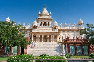 Jaswant Thada Cenotaph, Jodhpur, Rajasthan, Hindistan 'ın güzel manzarası. Karmaşık bir şekilde oyulmuş Makrana mermerinden yapılmıştır. Güneş tarafından aydınlatıldıklarında sıcak bir parıltı yayarlar. Mavi gökyüzü arkaplanı.