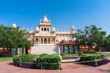 Jaswant Thada Cenotaph 'ın dekore edilmiş bahçe fıskiyesi, Jodhpur, Rajasthan, Hindistan manzarası güzel. Karmaşık bir şekilde oyulmuş Makrana mermerinden yapılmıştır. Güneş tarafından aydınlatıldığında sıcak bir parıltı yayar..