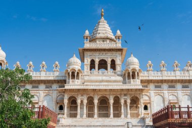 Jaswant Thada Cenotaph, Jodhpur, Rajasthan, Hindistan 'ın güzel manzarası. Karmaşık bir şekilde oyulmuş Makrana mermerinden yapılmıştır. Güneş tarafından aydınlatıldıklarında sıcak bir parıltı yayarlar. Mavi gökyüzü arkaplanı.