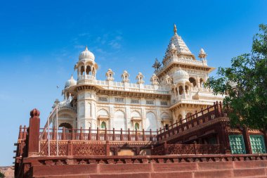Jaswant Thada Cenotaph, Jodhpur, Rajasthan, Hindistan 'ın güzel manzarası. Karmaşık bir şekilde oyulmuş Makrana mermerinden yapılmıştır. Güneş tarafından aydınlatıldıklarında sıcak bir parıltı yayarlar. Mavi gökyüzü arkaplanı.