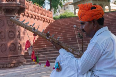 Jodhpur, Rajasthan, Hindistan - 18 Ekim 2019: Jaswant Thada 'da bir Rajasthani müzik enstitüsü olan sarengi çalan Rajasthani folk müzisyeni. Halk müziği, Cenotaph 'ın barışçıl atmosferini arttırır..