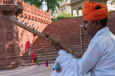 Jodhpur, Rajasthan, Hindistan - 18 Ekim 2019: Jaswant Thada 'da bir Rajasthani müzik enstitüsü olan sarengi çalan Rajasthani folk müzisyeni. Halk müziği, Cenotaph 'ın barışçıl atmosferini arttırır..