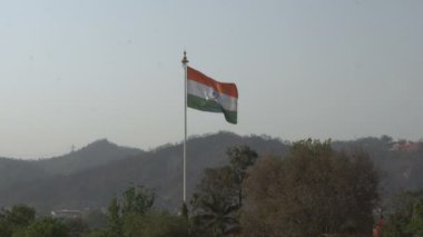 Hindistan bayrağı, Hindistan safranlı üç renkli bayrak, beyaz ve Hindistan yeşili ve lacivert Ashoka çakrası. Arka planda Himalaya dağları, Haridwar, Uttarakhand, Hindistan.
