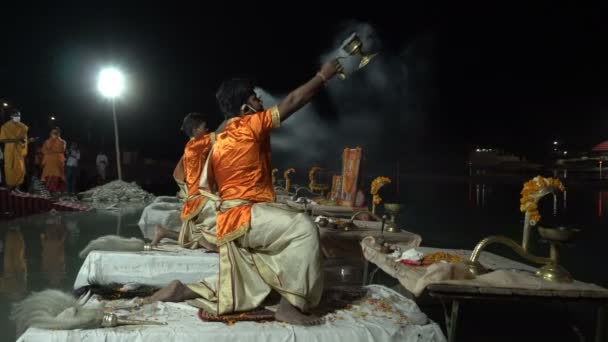 Tribeni Ghat Rishikesh Uttarakhand 2018年10月29日 印度教牧师对吠陀赞美诗的吟唱表演 Ganga Aarti 在恒河畔拥挤的 最大的 — 图库视频影像